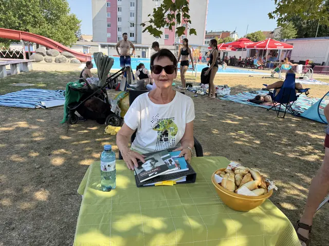 Autorin Monika Mayer-Höttinger präsentierte Auszüge aus ihrem neuesten Buch "Unvergessen: Geschichten und Anekdoten aus dem alten Oberpullendorf". | Foto: Vanessa Wittmann