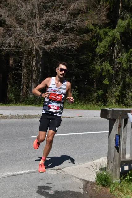 Starker Tiroler: Raphael Petrovic (Startnr. 844) von Bike &amp; Run Imst gehörte über die Königsdistanz zu den schnellsten Athleten des Tages und gewann die Allgemeine Klasse. | Foto: Georg Larcher / MeinBezirk.at