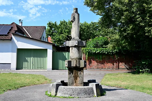 Nibelungenbrunnen, auch Rüdigerbrunnen, des akademischen Bildhauers Oskar Höfinger in der Oskar-Kokoschka-Straße in Pöchlarn. | Foto: Hans-Peter Kriener