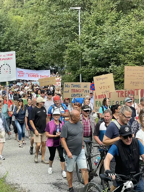 Pünktlich um 10:00 Uhr setzte sich der Demo-Zug vom Parkplatz Ehrenberg hinunter zur Postwiese in Bewegung. | Foto: MeinBezirk/Hartman