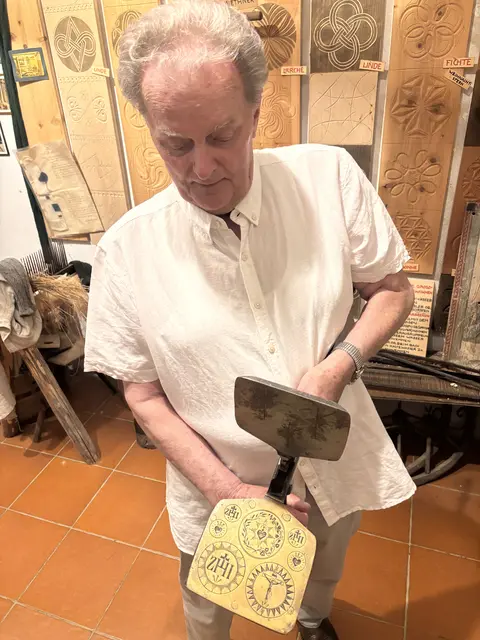 Jörg Strohmann mit einer Hostienzange | Foto: Weymayer
