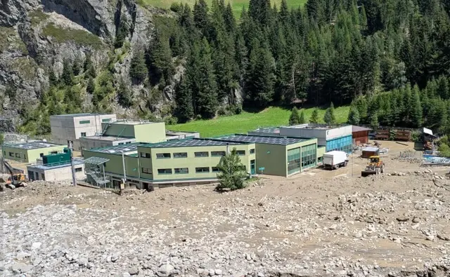 Schlamm, Geröll und Steine haben die Anlage verschüttet, weshalb eine reguläre Abwasserreinigung aktuell nicht möglich ist. Die Trinkwasserversorgung ist weiterhin sichergestellt.
 | Foto: Land Tirol