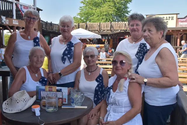 Die Line Dancers aus Großpetersdorf genossen die Pause im Schatten. | Foto: MeinBezirk/Michael Strini