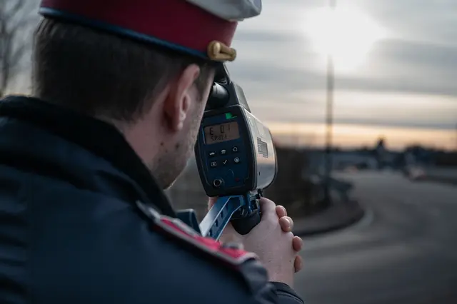 Die Polizei bremste den Raser aus. | Foto: Team Fotokerschi/ Matthias Kaltenleitner