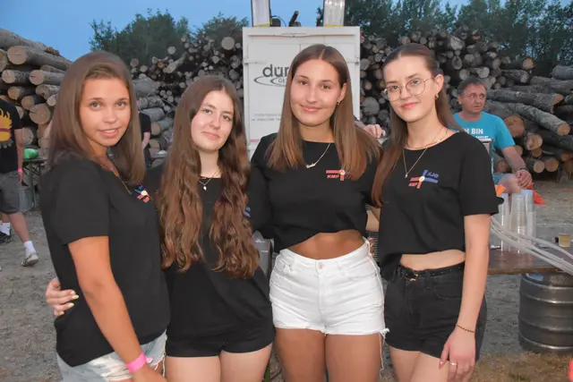 Anika, Vanessa, Amalia und Selina sorgten für erfrischende Getränke. | Foto: MeinBezirk/Michael Strini