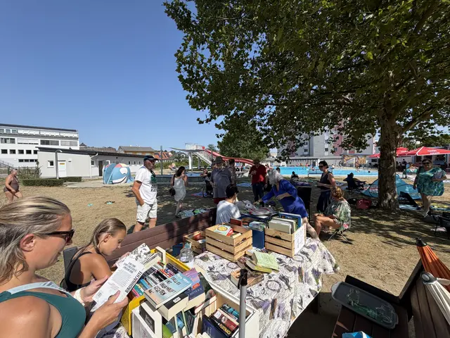 Unter freiem Himmel und zwischen Schwimmbad und Kantinenpommes konnten die Besucherinnen und Besucher in den Büchern schmökern.  | Foto: Vanessa Wittmann