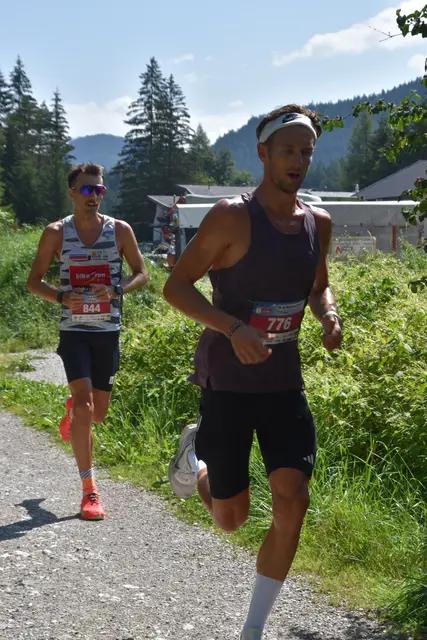 Auf der anspruchsvollen 21,8-Kilometer-Distanz führte bei den Herren kein Weg am Deutschen Bastian Glockshuber (Startnr. 776) vom TSV 1862 Neuburg vorbei. Mit 1:19:06,1 Stunden sicherte er sich den Gesamtsieg vor Raphael Petrovic (Startnr. 844) von Bike &amp; Run Imst. Der Tiroler gewann die Allgemeine Klasse in 1:20:27,9 Stunden. | Foto: Georg Larcher / MeinBezirk.at