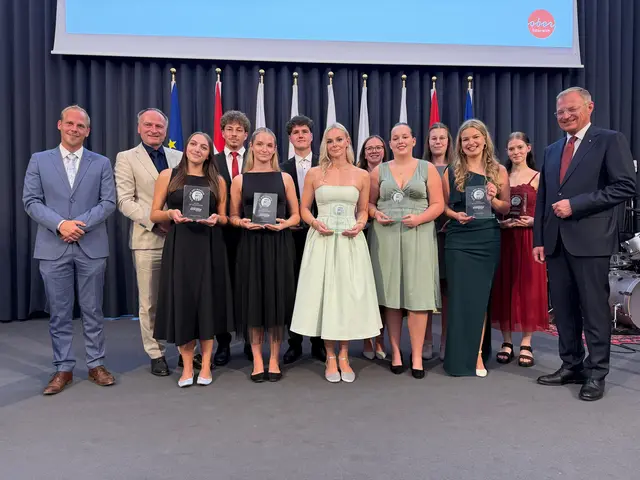Klassenvorstand Matthias Köck, Schulleiter Robert Bayer, Alina Liedl, Elias Bernhard, Emilie Derntl, Felix Panhofer, Nina Leonhartsberger, Laura Mutenthaler, Jana Haberbauer, Marlene Kriechbaumer, Marlene Auböck, Tamara Holzer und Landeshauptmann Thomas Stelzer (von links nach rechts). | Foto: HAK Perg