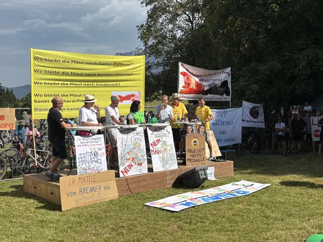Am Podium v.l.: Vinzenz Schedle, Markus Moll, Markus Sint, Zeliha Arslan, Hermann Weratschnig, Hans Dreier und Walter Schimpfössl. | Foto: MeinBezirk/Hartman