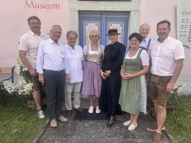 Mit Bernhard Rieser (Windischgarsten), Maria Benedetter (Rosenau) und Kurt Pawluk (Roßleithen) konnte Vereinsobfrau Brigitte Schöngruber (4.v.r.) gleich drei Bürgermeister bei der Jubiläumsfeier willkommen heißen. | Foto: Weymayer