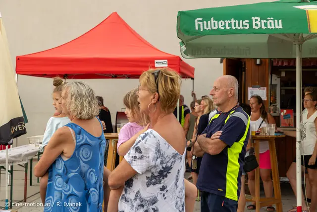 Erhard Schaden - EBR - sieht sich gespannt den Einsatz  (3. von Links) mit Gattin und Ekelin (blau-gemustertes Kleid). | Foto: cine-motion.at / R. Ivanek