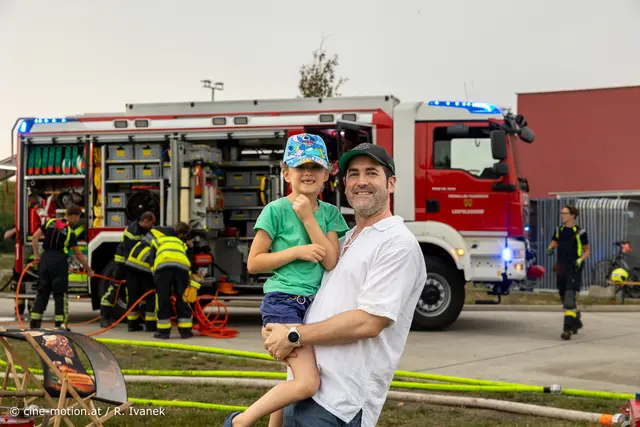 Isabella mit Papa Mario, die alle Stationen der Feuerwehr ausprobierte. | Foto: cine-motion.at / R. Ivanek