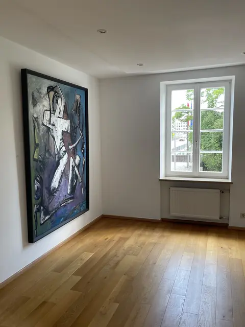 Ein Ausstellungsraum mit Blick auf die Innbrücke  | Foto: Foto: Josef Goldhofer