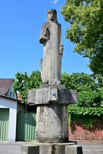 Nibelungenbrunnen, auch Rüdigerbrunnen, des akademischen Bildhauers Oskar Höfinger in der Oskar-Kokoschka-Straße in Pöchlarn. | Foto: Hans-Peter Kriener