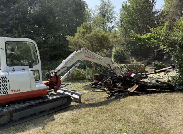 Ein Bagger beseitigte die abgebrannte Hütte, damit keine Glutnester übersehen werden konnten. | Foto: FF Ottnang am Hausruck