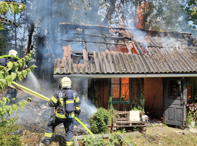 Die Gartenhütte brantte lichterloh. | Foto: FF Ottnang am Hausruck