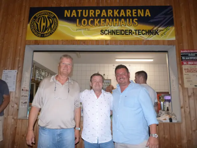 Sektionsleiter-Stellvertreter Alexander Zechbauer, Sponsor Oliver Schneider von Schneider-Technik und Bürgermeister Michael Kefeder weihten ehrenvoll das neue Namenssponsoring der Naturparkarena ein.  | Foto: Vanessa Wittmann
