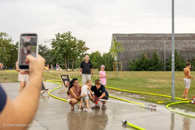 Eine kleine Fauerwehrfrau übt Zielspritzen. | Foto: cine-motion.at / R. Ivanek