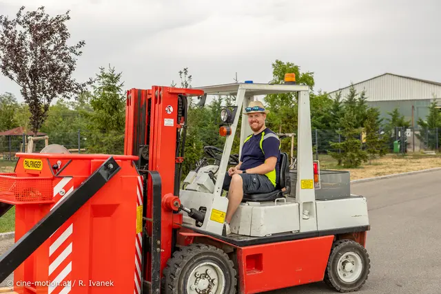 Glenn Moran bereitet den zweiten Aktions-Akt der Feuerwehr vor. | Foto: cine-motion.at / R. Ivanek