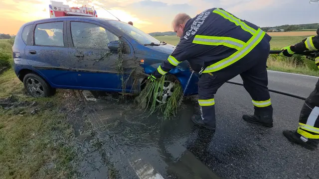 Nach der Fahrzeugbergung reinigten die Einsatzkräfte die Unfallstelle und stellten den Pkw auf einem sicheren Abstellplatz ab | Foto: DOKU-NÖ