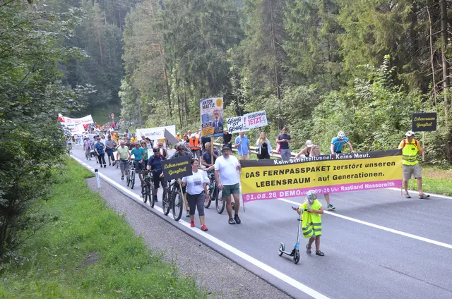 Zum zweiten Mal wälzte sich die Protestschlange in Richtung Fernstein.