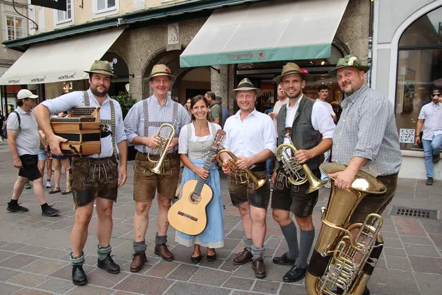 Die Schmittenstoana Tanzlmusi mit Christoph, Mario, Sonja, Josef, Simon und Harry spielten am Salzburger Alten Markt zünftig auf.