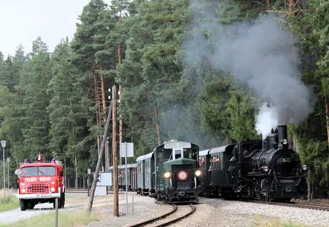Oldtimerautos, Dampf- und Diesellok fuhren wieder gemeinsam aus. | Foto: Walter Kellner