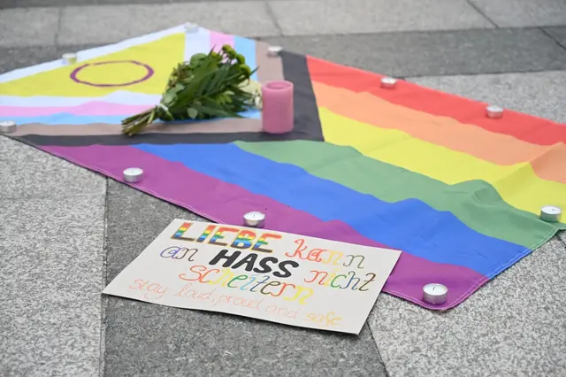 Mit einer Schweigeminute setzten die Teilnehmer ein Zeichen der Solidarität sowie gegen queerfeindliche Gewalt und Extremismus. | Foto: Fegerl