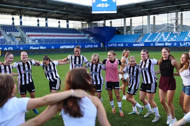 Nach dem Schlusspfiff feierten die Athletikerinnen den 3:2-Sieg im ersten Derby der neuen Bundesliga-Saison. | Foto: Reischl