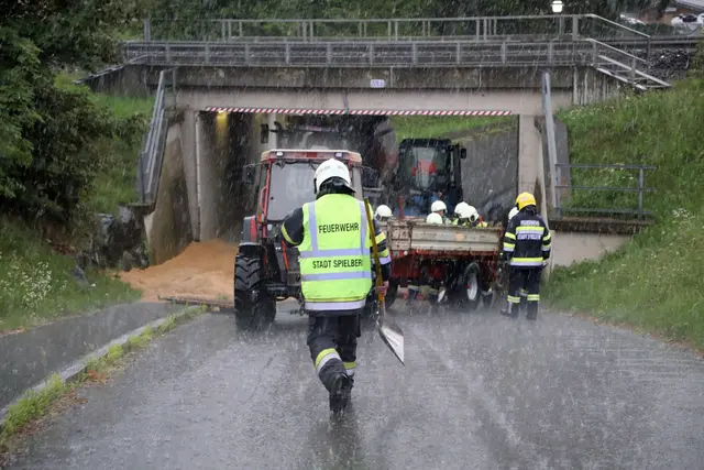 Ein Traktoranhänger ist in Spielberg umgekippt.
