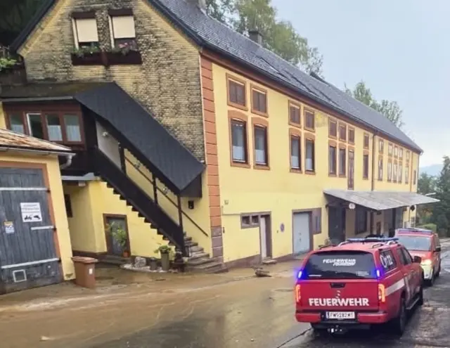 Keller und Straßen waren überflutet.