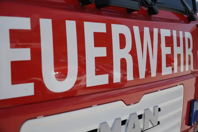 Die Feuerwehr Axams rückte mit 40 Mann aus, um den Brand zu löschen. | Foto: Archiv/Reichel