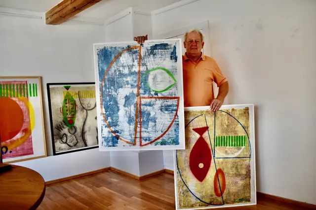 Am Bleiburger Kirchplatz hat Emil Oman seine Galerie "Archiv Emo". Zusätzlich ist seine Kunst im Brauhaus Breznik zu sehen. | Foto: MeinBezirk.at/Petra Lammer