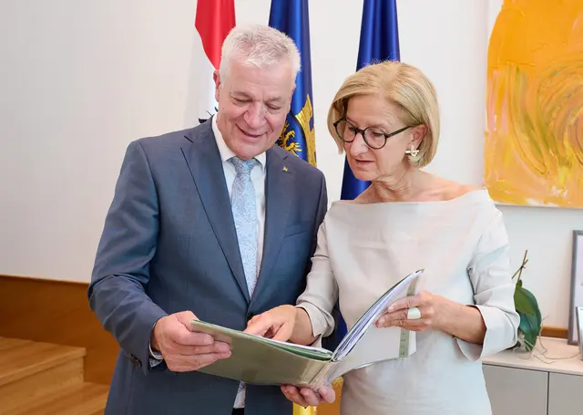 Landeshauptfrau Johanna Mikl-Leitner und Finanzlandesrat Anton Kasser sehen die EU-Mitgliedschaft als Erfolgsmodell für Niederösterreich. | Foto:  NLK Pfeiffer