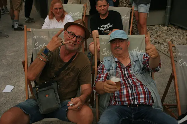 Mit Bier in der Hand und Blick auf die Bühne ließen die beiden das Event gemütlich auf sich wirken
