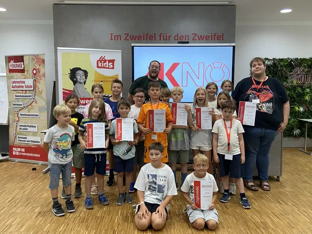 Mit Feuereifer arbeiteten die Kids an ihren digitalen Filmprojekten. Die Digiweek-Trainer Patrick und Philipp Thalhammer sorgten dafür, dass auch der Spaß nicht zu kurz kam. | Foto: AKNÖ