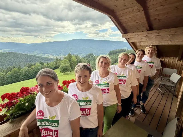 Bezirksbäuerin Maria Kamsker (li.) mit weiteren Bäuerinnen aus dem Bezirk Bruck-Mürzzuschlag, mit Blick auf das Mürztal.  | Foto: MeinBezirk/Angelina Koidl