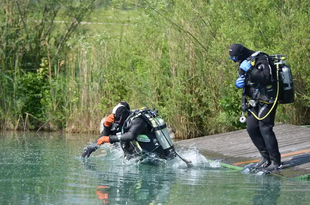 Nach einer mehrstündigen Suche im Schwarzsee konnte der Vermisste von der Wasserrettung im nördlichen Uferbereich in einer Tiefe von ca. 1,5 Meter aufgefunden und geborgen werden.  | Foto: Symbolbild: Österreichische Wasserrettung LV OÖ