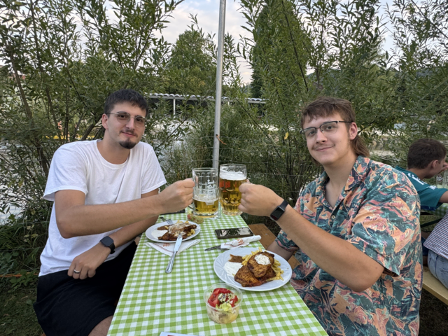 Kevin Lang und Christopher Schmall genießen jedes Jahr aufs Neue die Atmosphäre am Wehrfest. | Foto: Elena Fuchsbauer