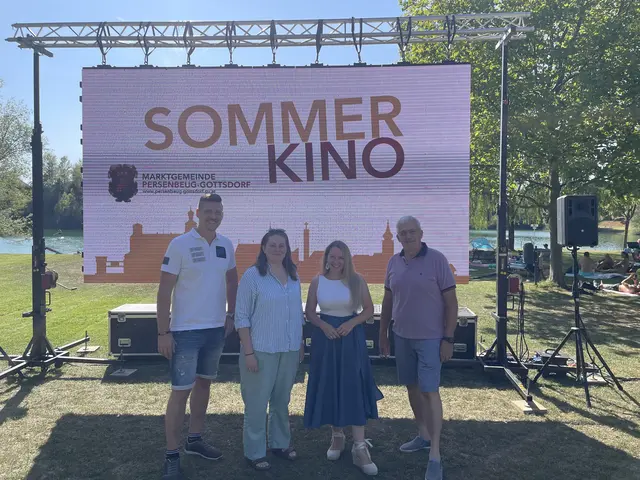Vizebürgermeister Rüdiger Weichesmüller, Organisatorin GRin Tamara Leeb, Landtagsabgeordnete Silke Dammerer und Bürgermeister Gerhard Leeb beim Sommerkino der Marktgemeinde Persenbeug-Gottsdorf. | Foto: Gemeinde