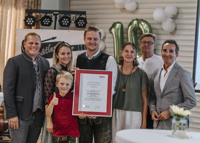 Große Freude über die Urkunde zum zehnjährigen Jubiläum