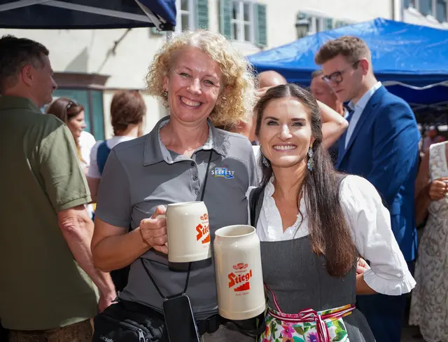 Andrea Zöchling (OK Team Zeller Seefest) mit Lisa Loferer (GF Zell am See - Kaprun Tourismus GmbH).