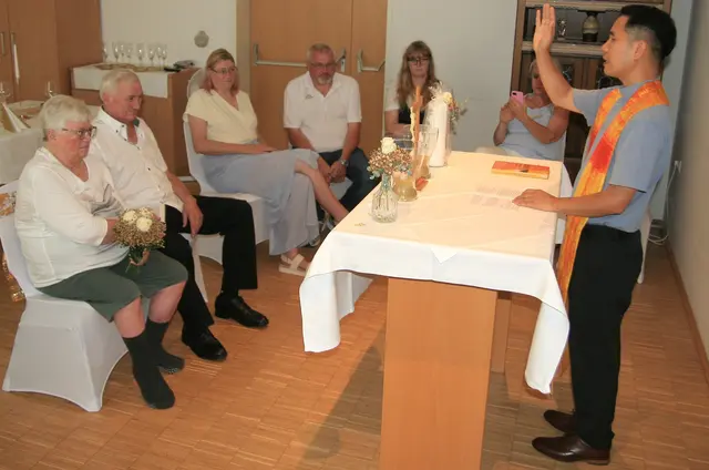 Kaplan Anton Ngujen segnete die Brautleute | Foto: Gerhard Langmann