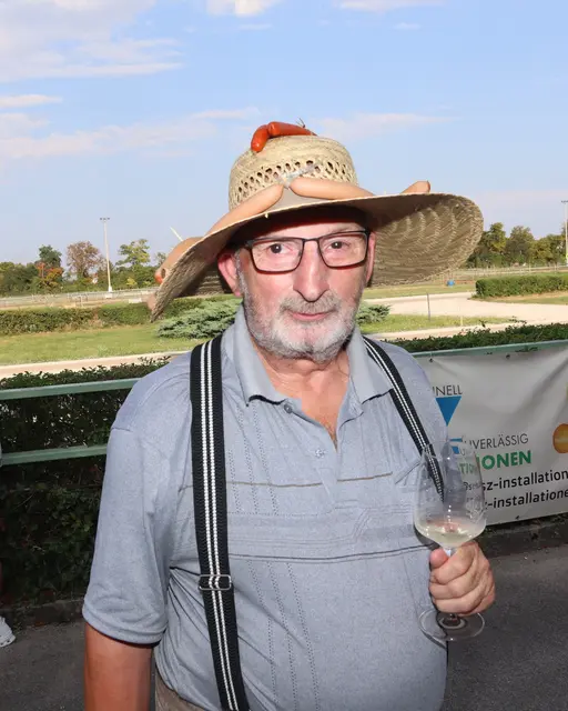 Franz Kernbichler hatte heuer Würstel am Hut. | Foto: Manfred Wlasak