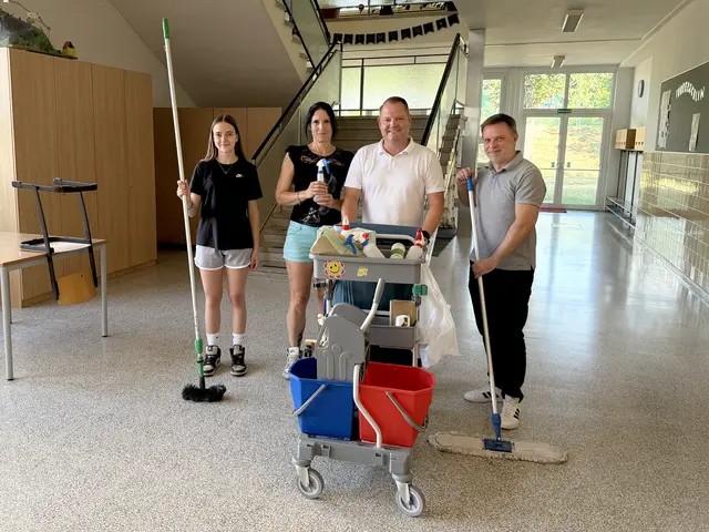 Putzen in den Schulen – ein Beschäftigungsfeld für die Ferialpraktikanten. | Foto: Stadtgemeinde Ternitz