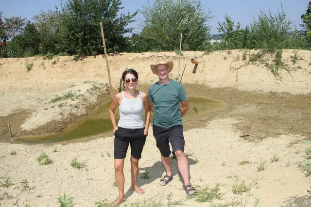 Die beiden Grünen Politiker bei der Besichtigung am ehemaligen Kasernengelände, wo Regenwasserteiche und Rückhaltebecken angelegt wurden. | Foto: MeinBezirk/Gerda Sammer-Schmidt