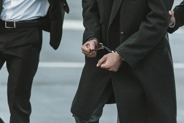 Mehrere Polizisten waren nötig um den Mann festzunehmen. (Symbolbild) | Foto: PantherMedia / ArturVerkhovetskiy