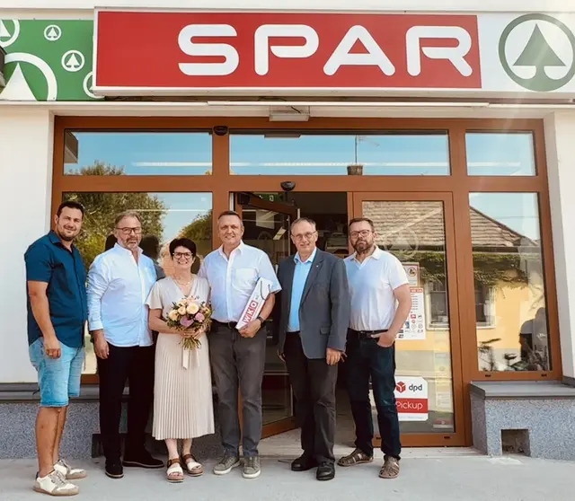 Auch Bürgermeister Markus Baier (links) ist froh über die gesicherte Nahversorgung. Auf dem Foto mit Karl und Hedi Schwayer, Richard Hogl und Julius Gelles. | Foto: Josef Messirek