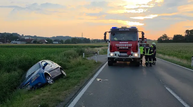 Der Rettungsdienst des Roten Kreuzes Ybbs versorgte den verletzten Pkw-Lenker und brachte ihn anschließend in ein Klinikum. | Foto: DOKU-NÖ