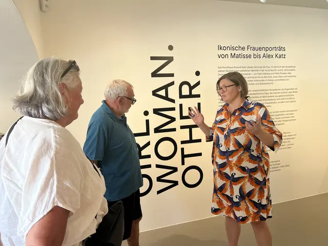 Kunsthaus Leiterin Julia Schuster präsentiert eindrucksvoll und fachlich auf höchstem Niveau die Zusammenstellung und Hintergründe der diesjährigen Ausstellungsthemen